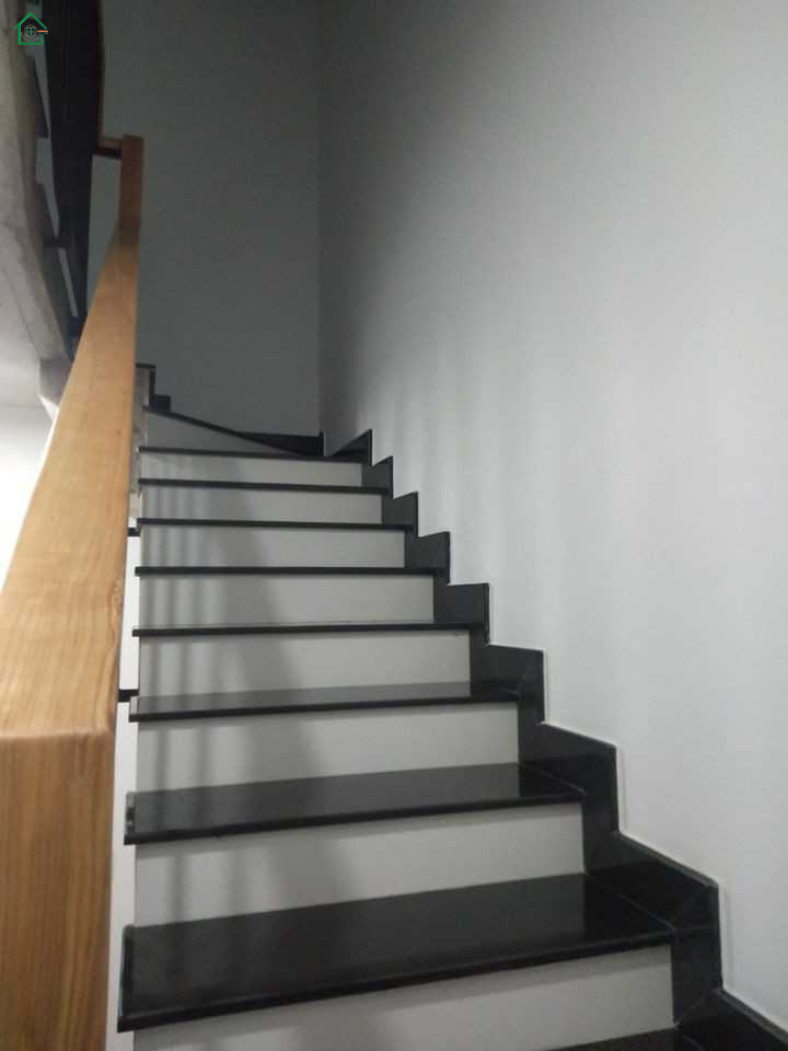 Nhà 1 trệt 2 lầu xây dựng cực kì chắt chắn và đẹp mắt
